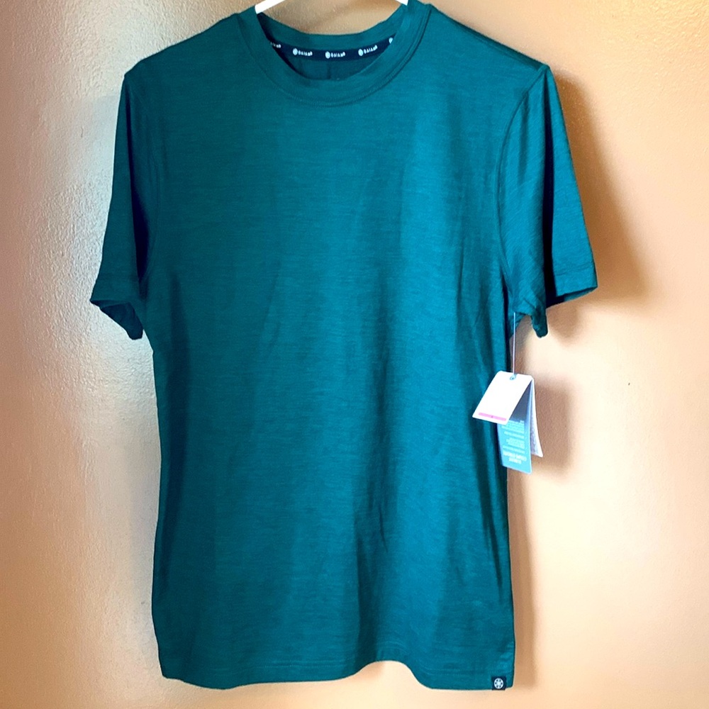 High performance fitness T-shirt. Size small. New, never worn slim fit tee.